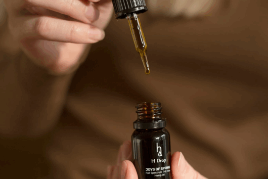 Eine Frau füllt eine Pipette mit Fingernagelöl