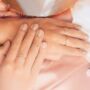 Es sind zwei Frauen- Hände mit schönen Fingernägeln zu sehen. Die Frau trägt zwei Ringe.