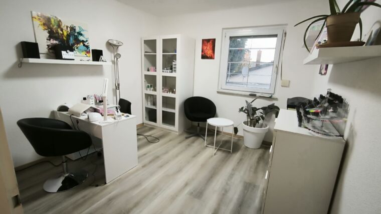 Auf dem Bild ist ein Home-Nagelstudio zu sehen von MonaLu Nails by Melanie Seel