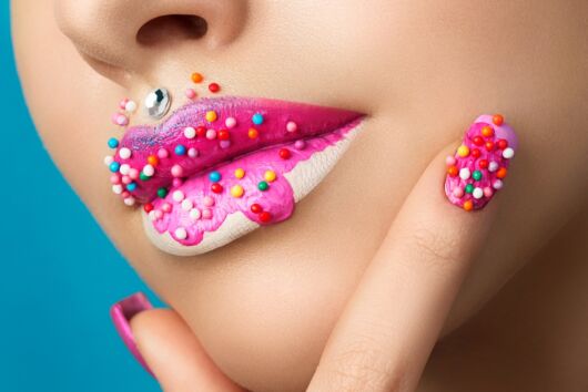 Eine Frau zeigt ihr 3D- und 4D-Nageldesign