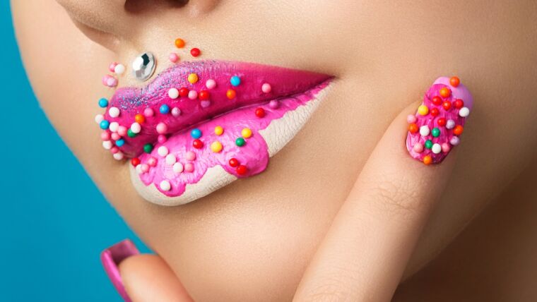 Eine Frau zeigt ihr 3D- und 4D-Nageldesign